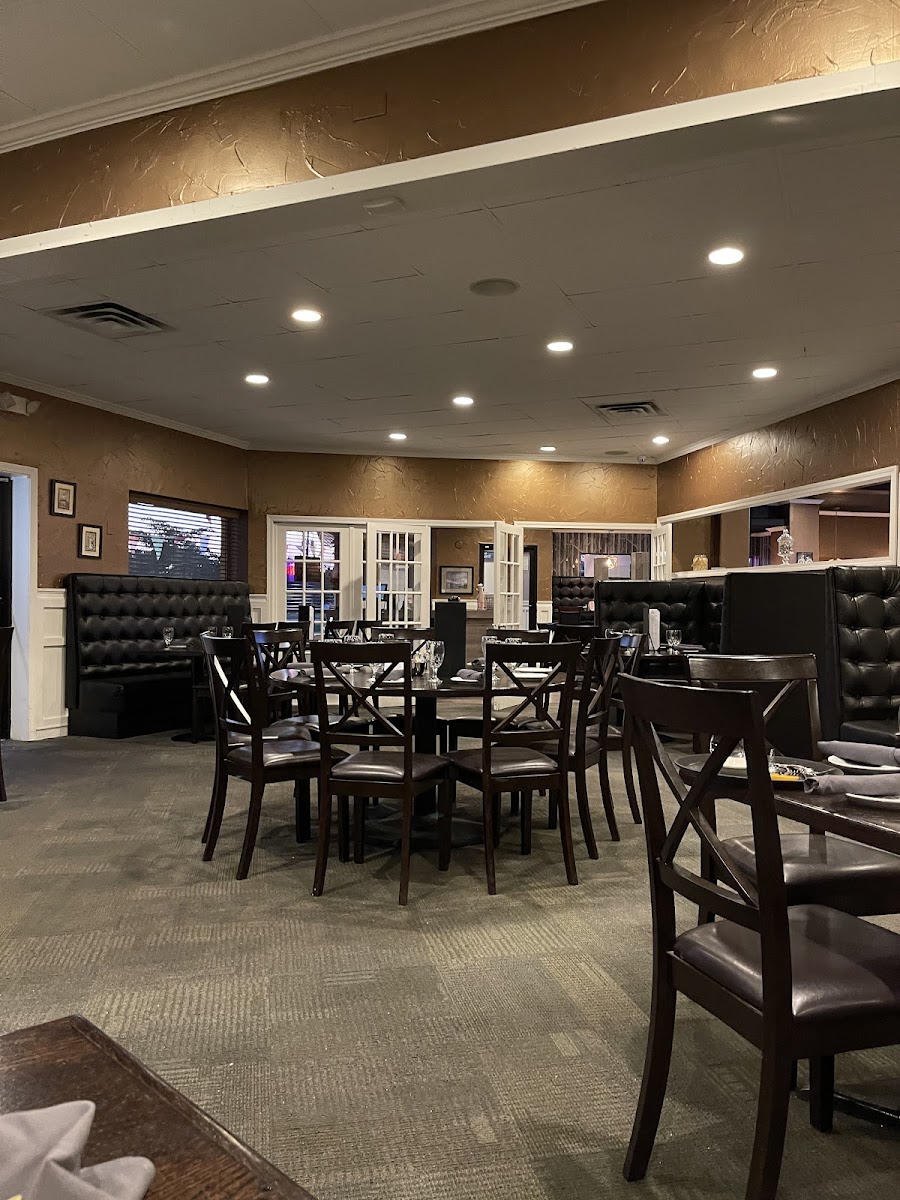 Elizabeth’s Bar & Restaurant