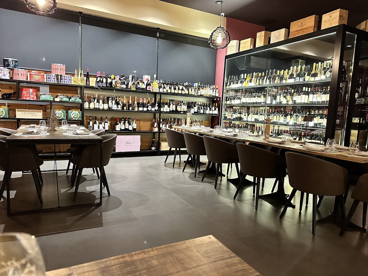 Tintorera Wine Restaurant