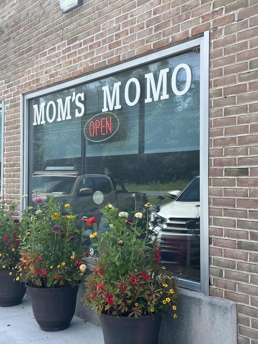 Mom's MoMo and Deli
