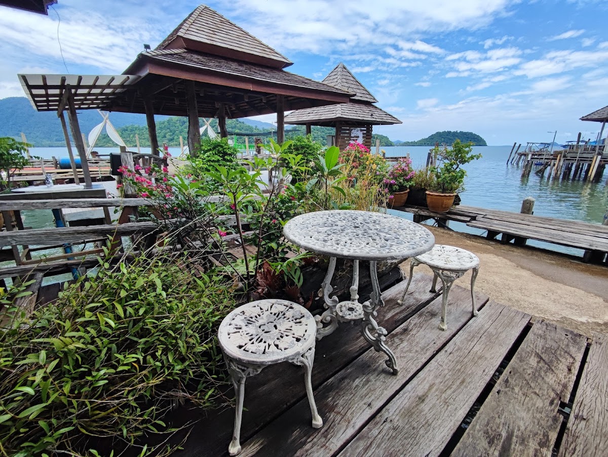 Salak Phet Seafood & Resort
