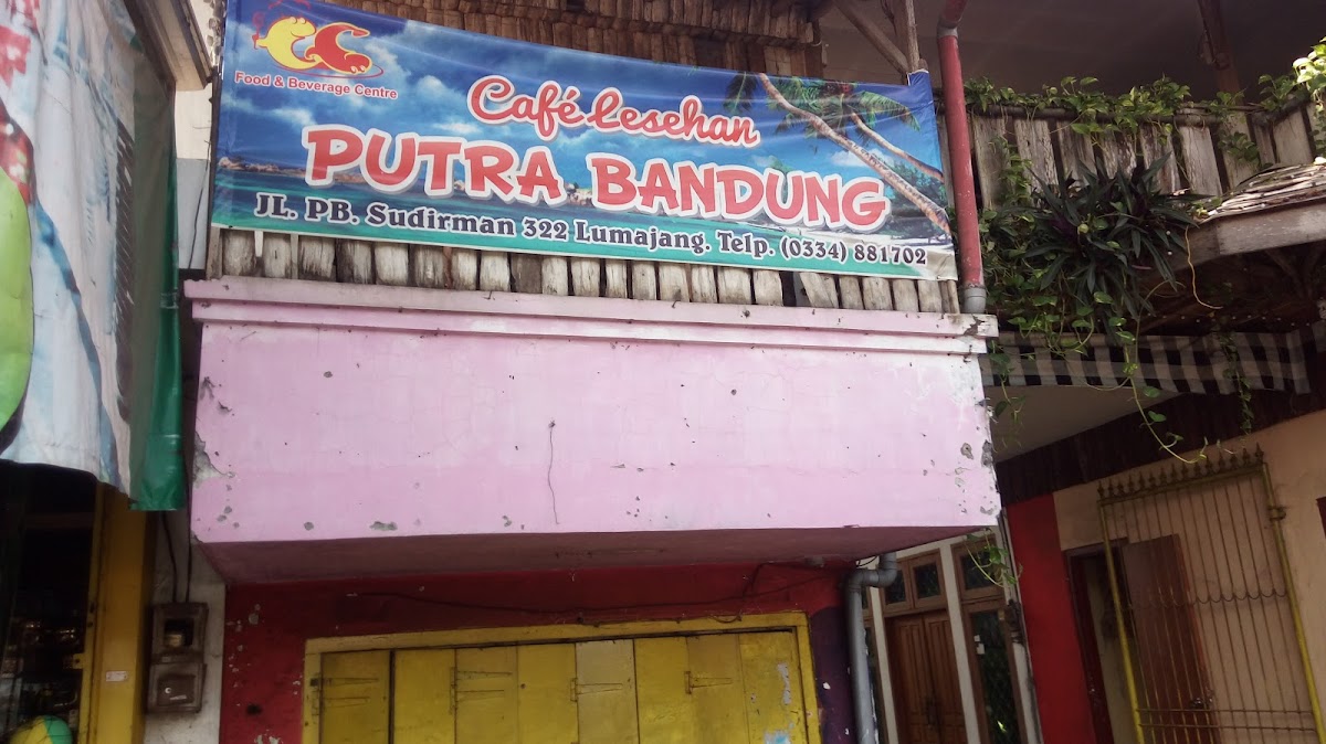 Cafe Lesehan Putra Bandung