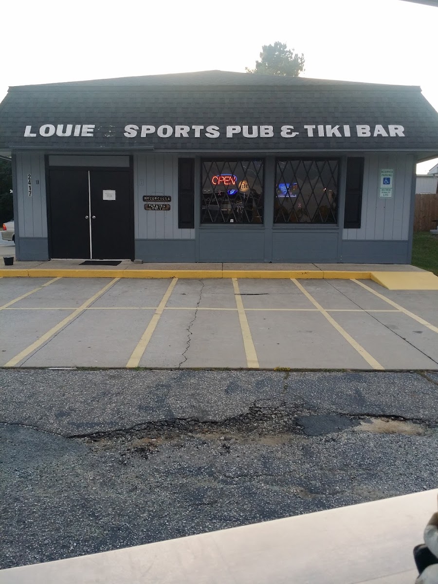 Louie's Sports Pub
