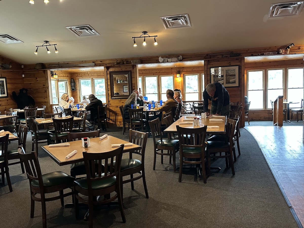 Lake House Restaurant Bar & Grill