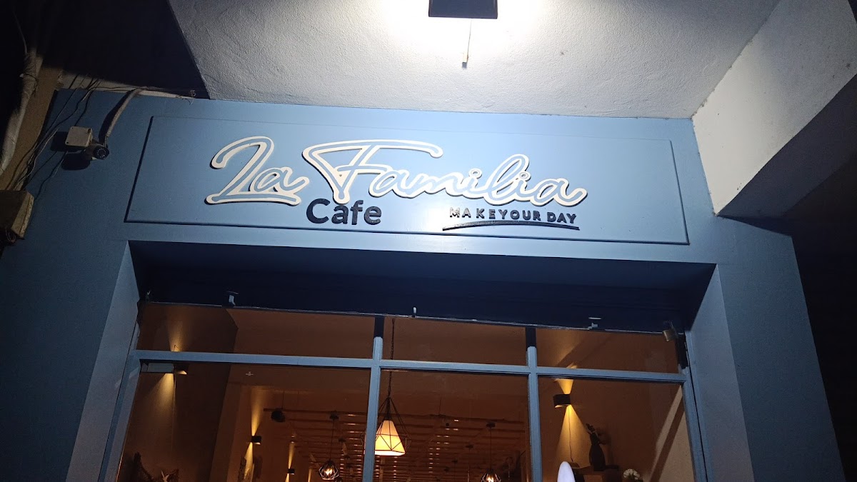 La Familia Cafe