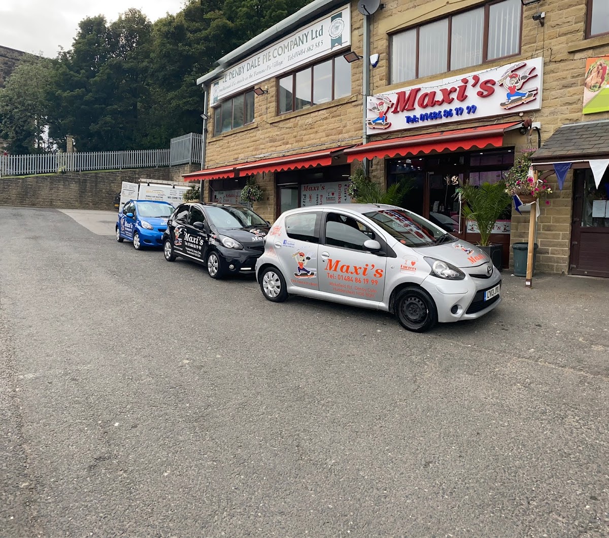 Maxis Balti and Pizza Bar