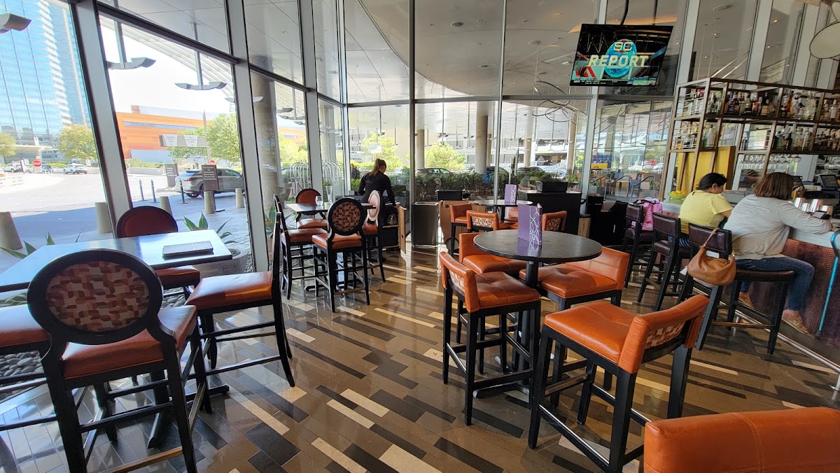 VICE VERSA Patio & Lounge