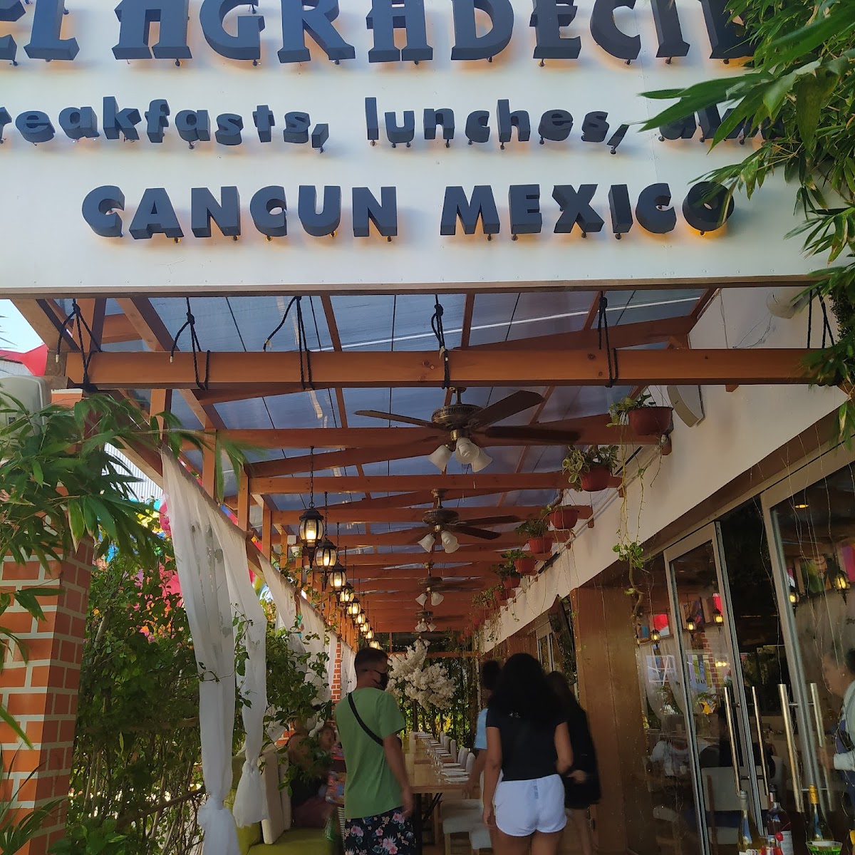 El agradecido breakfast, lunches, dinners