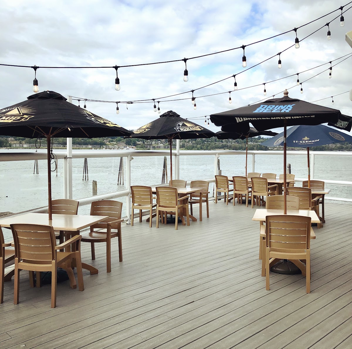 Salty's on the Columbia River